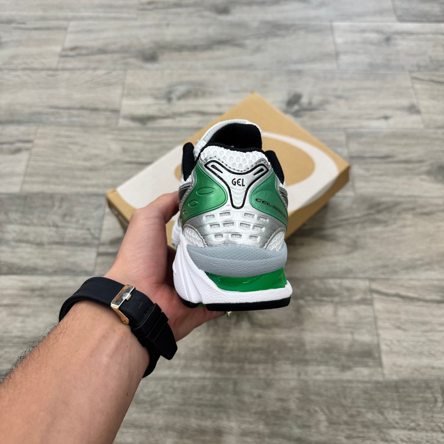 Asics Gel-Kayano 14 blanco y verde malaquita