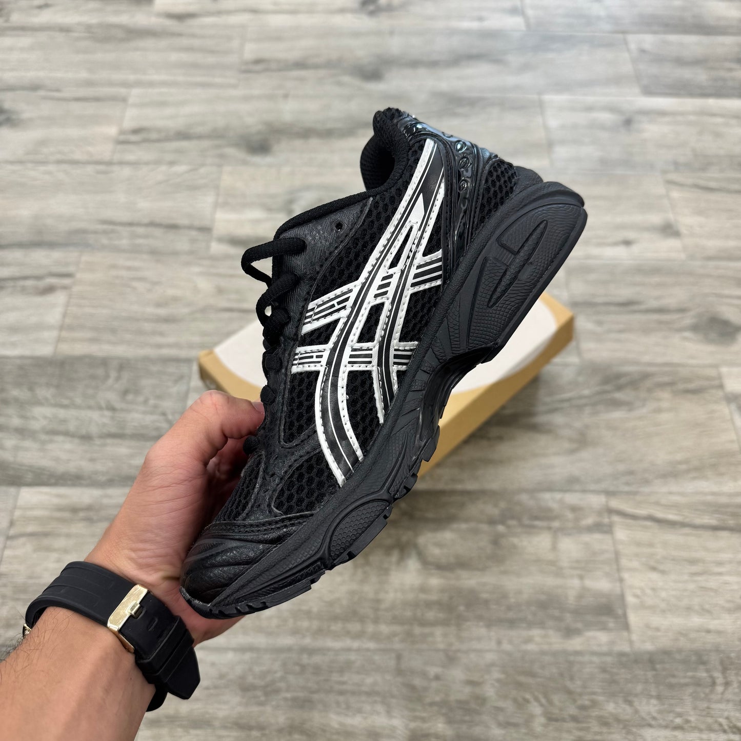 Asics Gel-Kayano 14 en negro y plateado