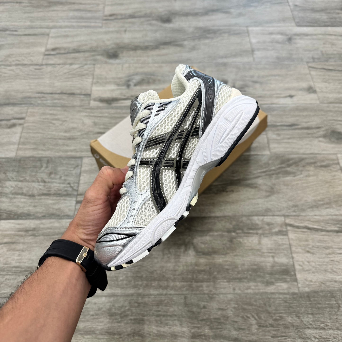 Asics Gel-Kayano 14 crema, negro, ciruela metalizado