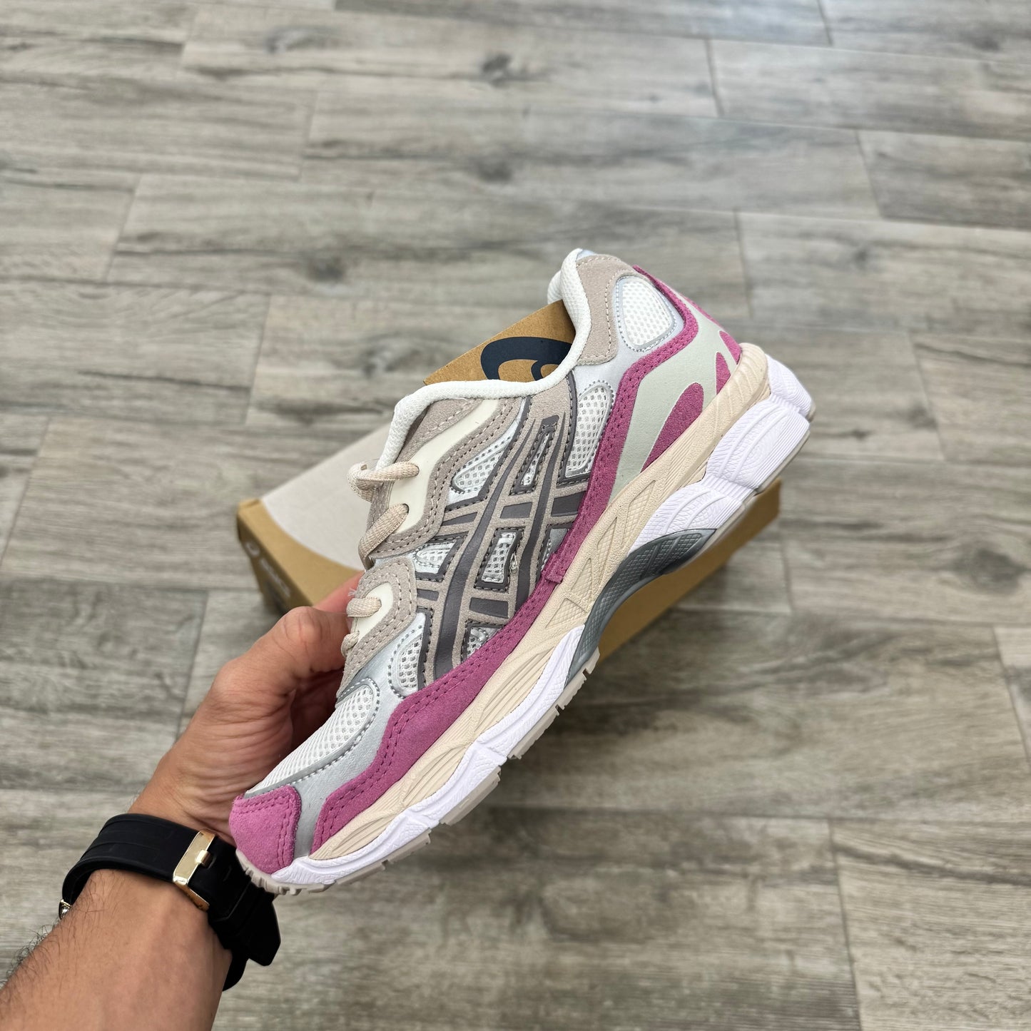 Asics GEL-NYC crema, gris mineral, beige y rosa