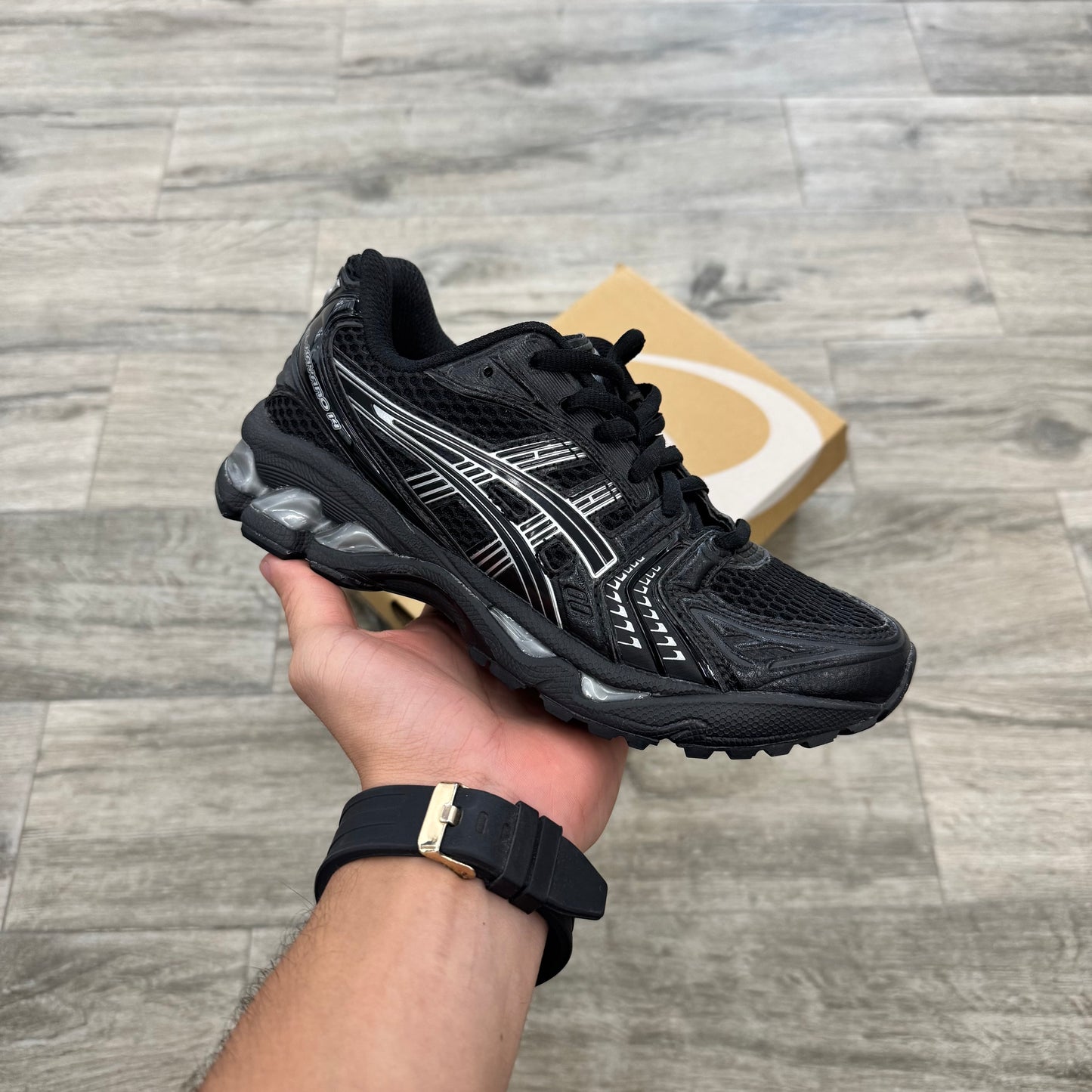 Asics Gel-Kayano 14 en negro y plateado