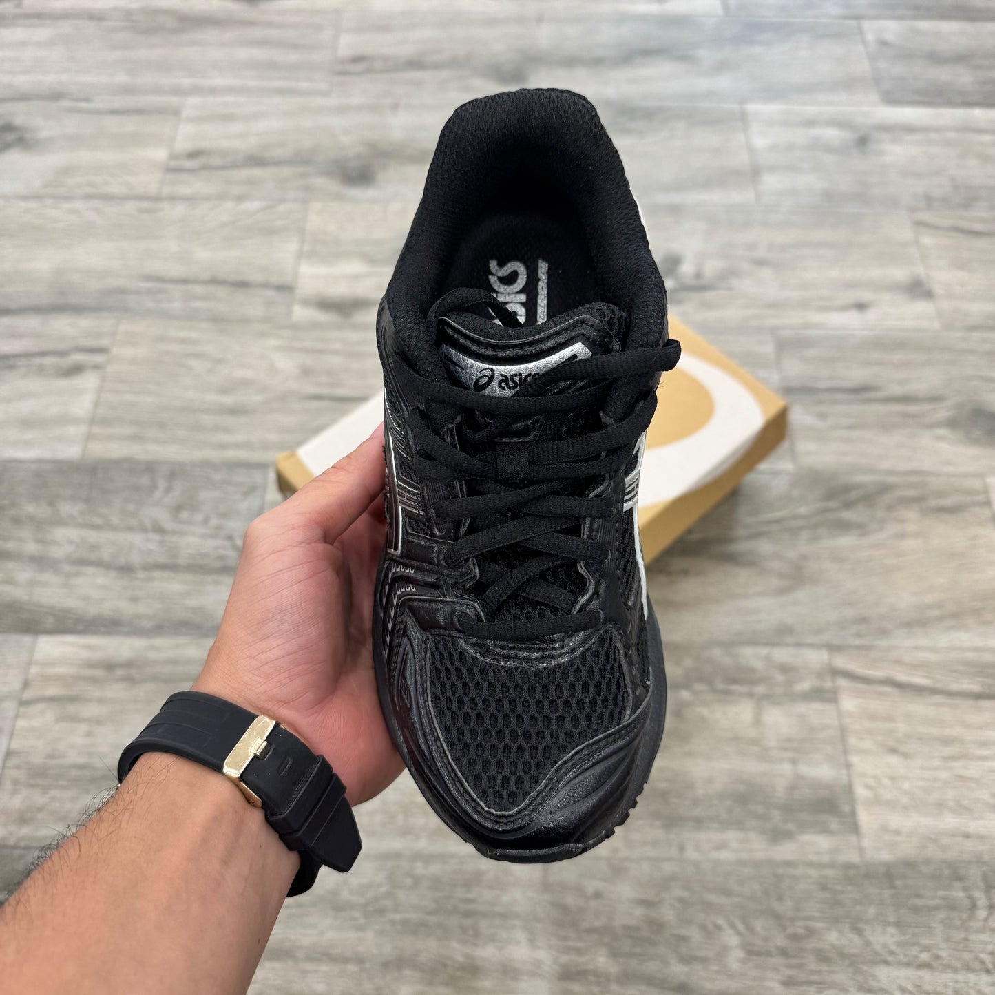 Asics Gel-Kayano 14 en negro y plateado