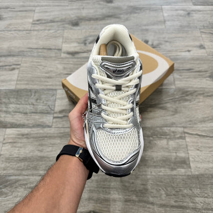 Asics Gel-Kayano 14 crema, negro, ciruela metalizado