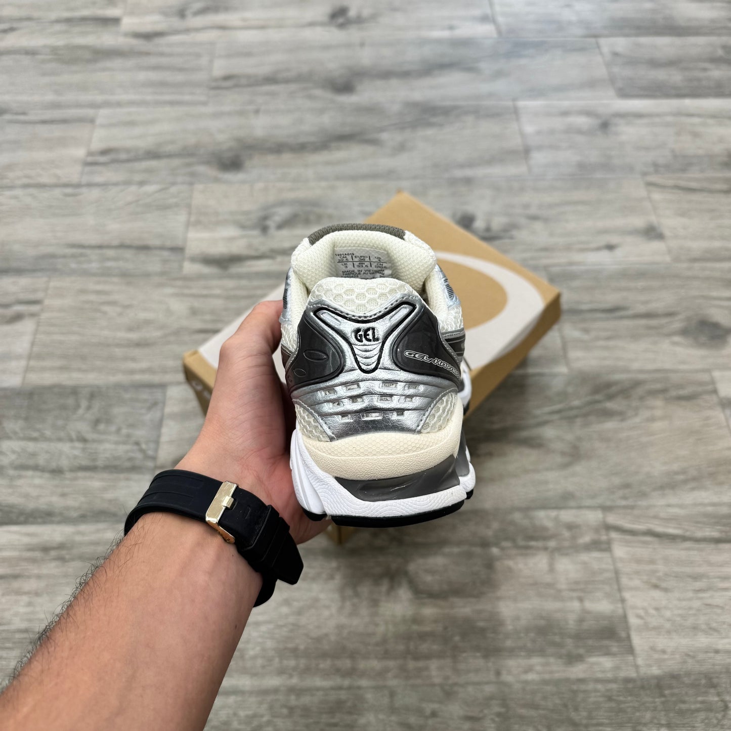 Asics Gel-Kayano 14 crema, negro, ciruela metalizado