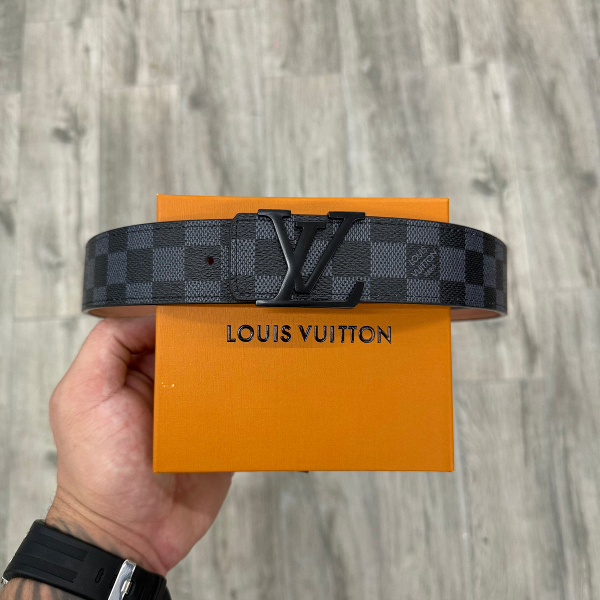 LV Black Logo [damier black]