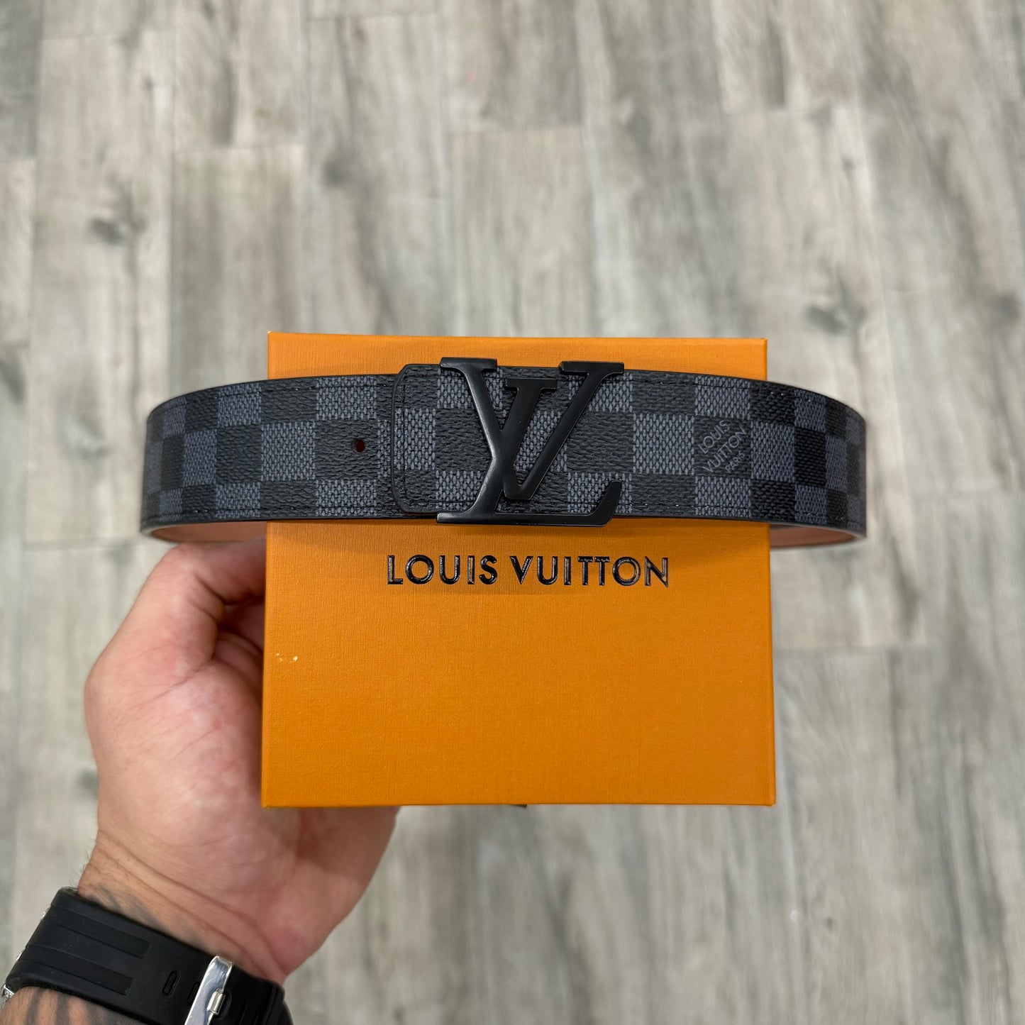 LV Black Logo [damier black]