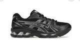 Asics Gel-Kayano 14 en negro y plateado