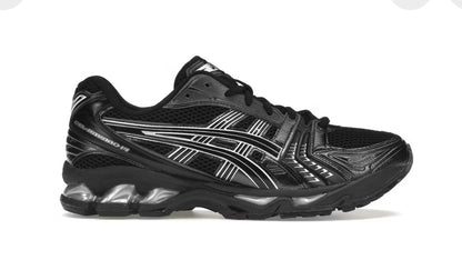 Asics Gel-Kayano 14 en negro y plateado